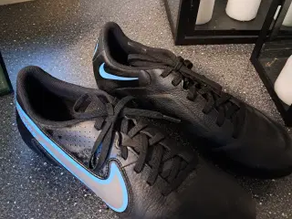 Nike Tiempo str.42 brugt 1/2 sæson 