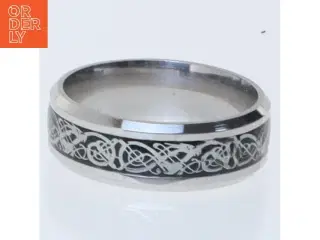 Ubrugt stor ring/fingerring med dekorativt mønster (str. 65 mm)