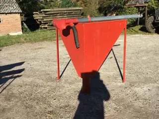 Silo til træpiller med transportør.