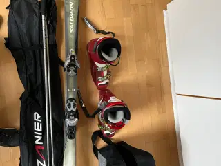 Ski med tilbehør
