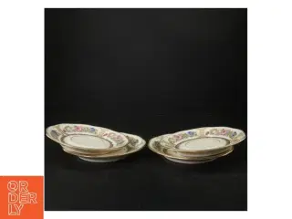 Porcelænstallerkener med blomstermotiv fra Pirken Hammer (str. Ø. 19 cm)