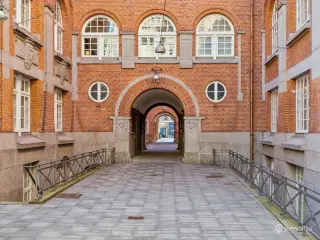 779 m² LEJEMÅL & 50 m² tagterrasse. Eksklusivt lejemål med udsigt over byens tage