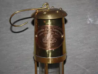 Permissible Royal Navy messinglampe