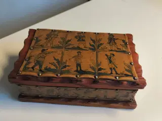 Gammel Træ skrin, med motiver