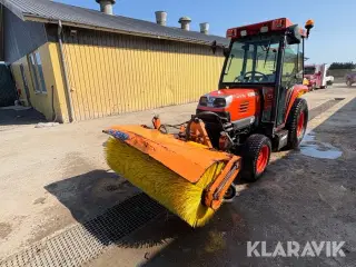Traktor Kubota STV36 med kost og spreder