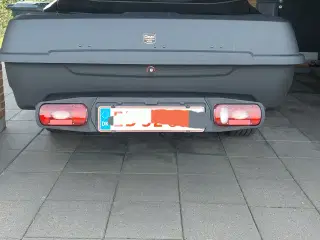 Sort bagageboks til bil til leje 