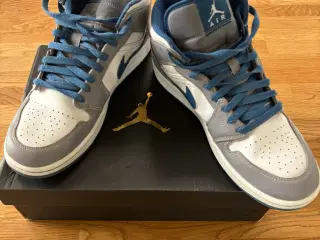 Air Jordan 1 Mid True Blue