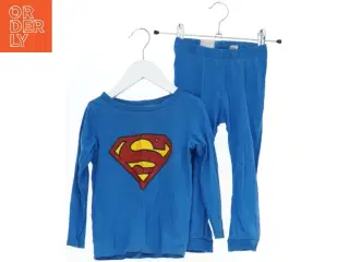 Blåt sæt med Superman logo fra H&M (str. 92)