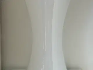 Vase i Hvidt glas Højde 31,5 cm.