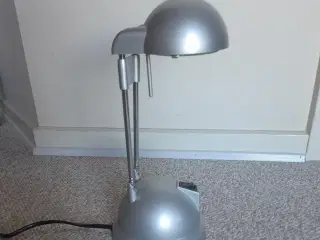 Skrivebordslampe, sølvfarvet med teleskopfunktion