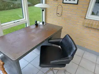 Gammel skrivebord I metal fra tankstation 