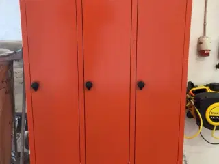 Metal klædeskab