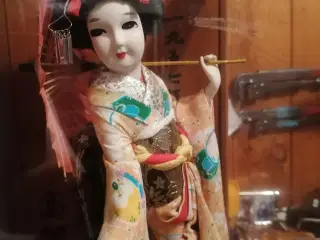 Japansk dukke i montre