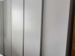 Garderobeskabe med skydelåger 