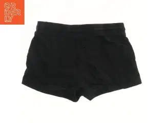 Sort shorts fra H&M (str. 140)