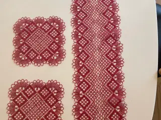 Kniplet bordløber/festremse og to flakoner. 