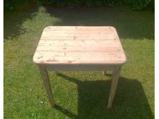 Bord af fyrretræ