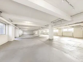 Unik mulighed for stort lager med dobbeltgarager centralt på Nørrebro