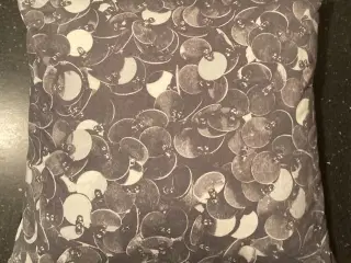 Pynte pude grå/hvid med fyld (40X40)