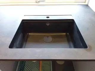 Ny Køkkenbordplade med underlimet sort vask