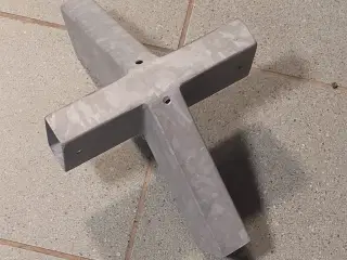 Vinkelbeslag til opbygning af telt