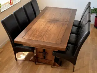 Spisebord med stole