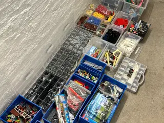 Blandet LEGO og blå LEGO-kasser