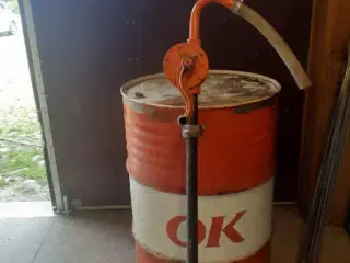 Olietønde med pumpe