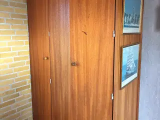 Stort skab med smukke låger med messing greb