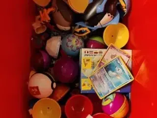 En masse pokemon, pokeballs og pokemonkort