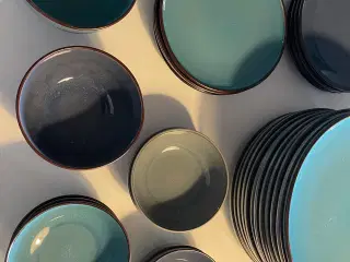 Farvet stel med tilbehør