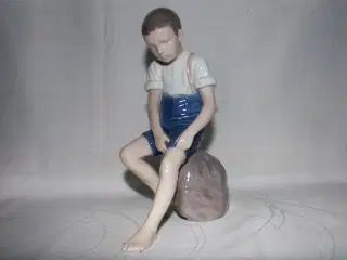 Porcelænsfigur "dreng på sten" fra B&G