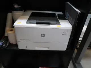 Printer HP LaserJet Pro M402dne samt labelprinter ZEBRA