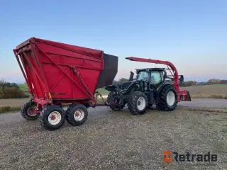 Valtra T 235 D med flis hugger kran og vogn