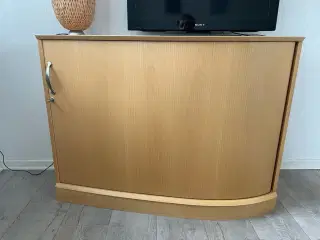 Skab med skydelåge i meget flot stand.