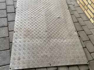 Alu plade 400.kr.