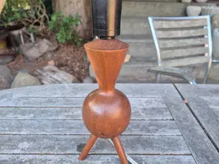 Sød lille bordlampe I træ