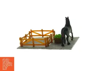 ny schleich hest med fold og tønde med æbler, Sæt med hesteudstyr