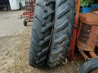 - - - Sprøjte hjul 300/ 95 R 46. eller  12.4 - R46.