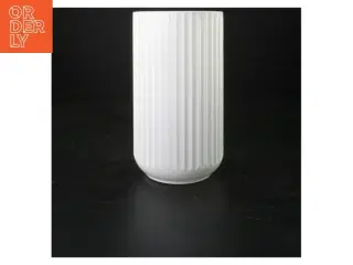 Hvid ribbet vase fra Lyngby (str. 20 cm)