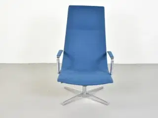 Arper loungestol i blå med armlæn og krom stel