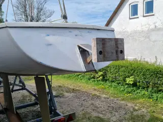 "Yngling" sejlbåd med trailer og motor