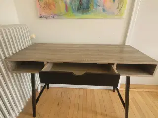Skrivebord + stol 295 kr.