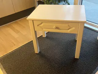 Sengebord med skuffe