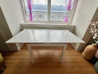 Hvidt, praktisk spisebord