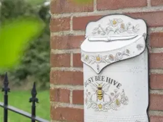 Postkasse med motiv af bi & blomster