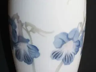 Vase med blå blomster, Bing og Grøndahl