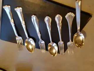 Sølv skeer og gafler