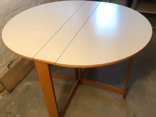 Ovalt spisebord 