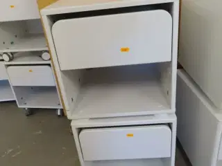 2 stk. Skuffemodul/sengebord, det en på hjul